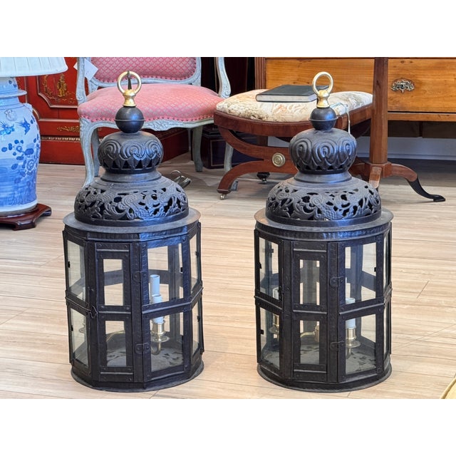 Traditional Pair of Late 19th / Early 20th Century German Pierced Metal Octagonal Lanterns For Sale - Image 3 of 11