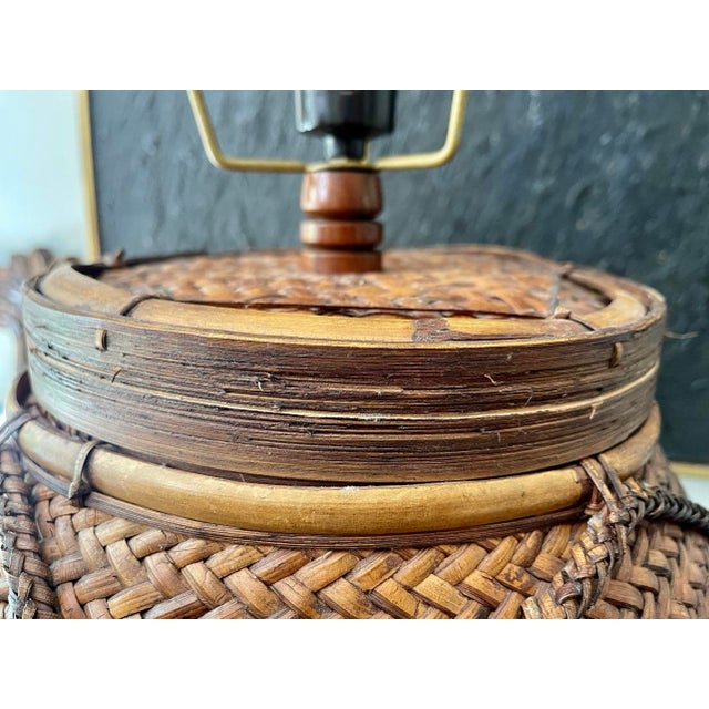 Camel 1950s Pair of Mid Century Southeast Asian Woven Split Bamboo Table Lamp For Sale - Image 8 of 10