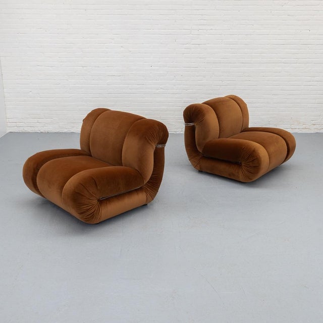 Voluminous Italian 1970s lounge chair, model Velasquez, designed by Rino Maturi for Mimo Padova. The design is composed of...