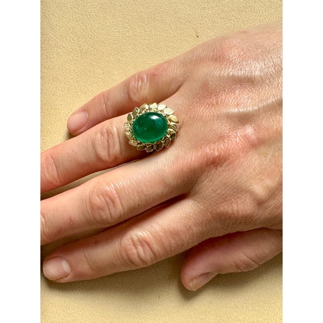Traditional 6.68 Carat Zambian Emerald Cabochon Cocktail Ring 14 Karat Yellow Gold For Sale - Image 3 of 18