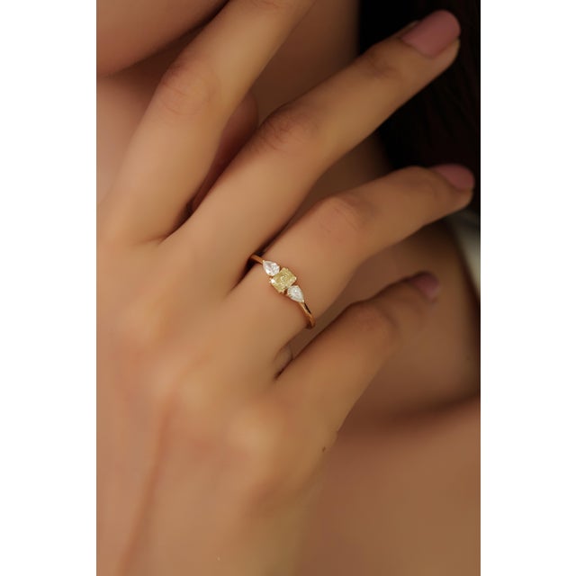 VRJewels Fancy Yellow Diamond Three-Stone Engagement Ring in 14k Gold Size 5 For Sale In New York - Image 6 of 18