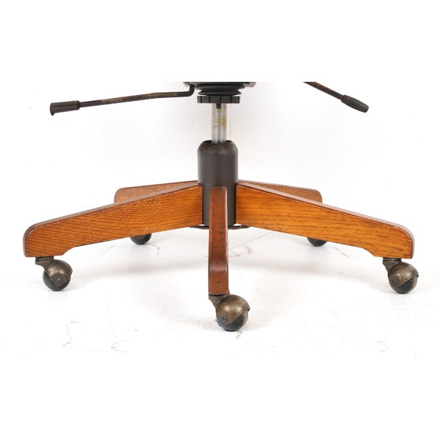 1990s Vintage Stickley Arts & Crafts Oak & Leather Swivel Office Chair For Sale - Image 5 of 14