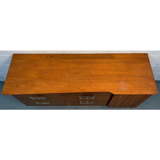 Mid 20th Century Modern Walnut Lowboy Dresser by Young Mfg., Attributed For Sale In New York - Image 6 of 18