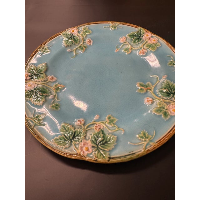 George Jones Strawberry Blossom Cabinet Plate, Late 19th Century English Majolica For Sale In Milwaukee - Image 6 of 8