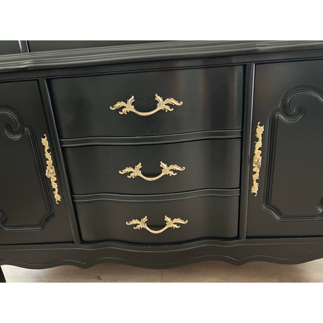 1970s Vintage French Provincial China Hutch & Bar Cabinet by Bassett Furniture Company For Sale - Image 5 of 10