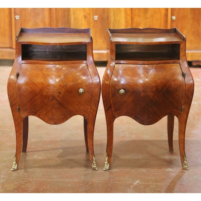 French Pair of Early 20th Century French Louis XV Bombé Mahogany Bedside Tables For Sale - Image 3 of 16