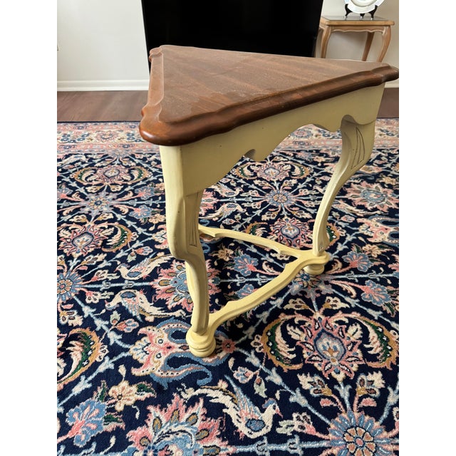 VTG French Provincial Triangular End Table Painted Side Table For Sale - Image 4 of 9