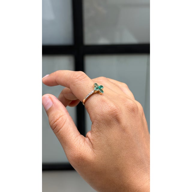 Modern Four-Leaf Emerald Diamond Clover Ring Size 6 in 14k Yellow Gold For Sale In New York - Image 6 of 17