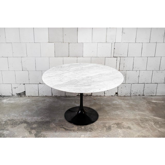Coffee table with aluminum frame and marble top. Tulip model Designer Eero Saarinen Manufacturer Knoll International 1980s...