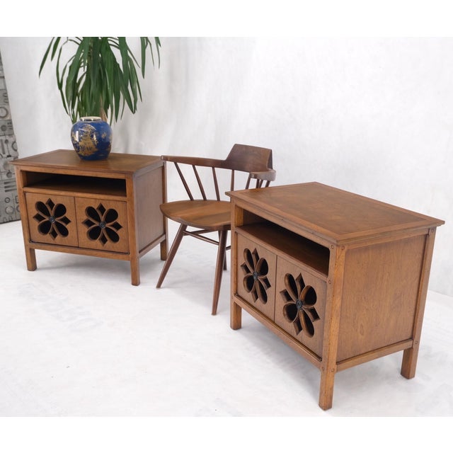 Pair double door pierced carved doors compartment night stands end tables mint!