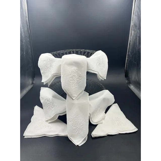 Vintage Scalloped Edge White Dinner Napkins - Set of 8 For Sale - Image 4 of 12