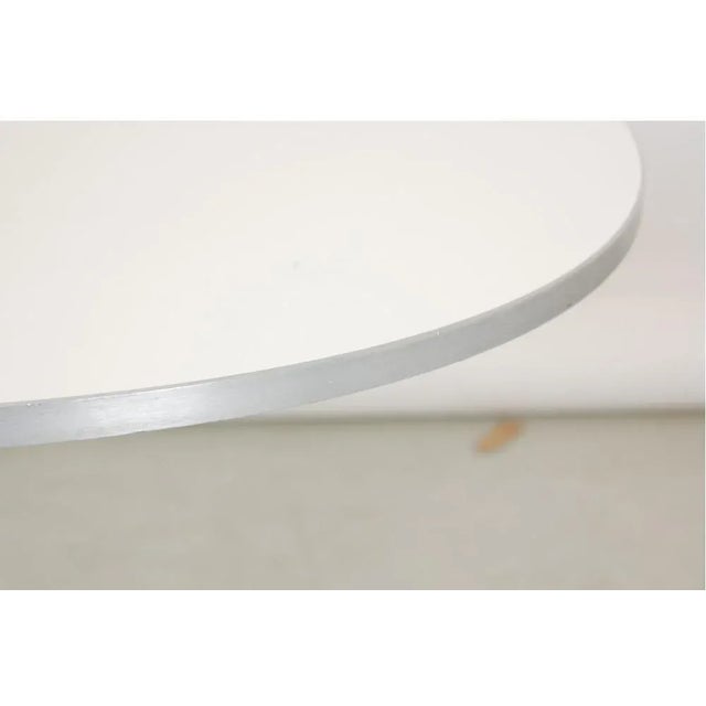 White Super Circular Cafe Table by Arne Jacobsen for Fritz Hansen, 2000s For Sale - Image 3 of 8