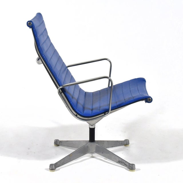 Pair of Eames Aluminum Group Lounge Chairs by Herman Miller Blue For Sale - Image 10 of 13