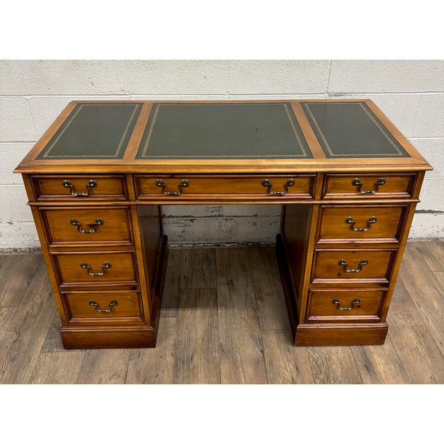 Traditional Vintage Sligh Lowry Furniture Green Leather Top Executive Desk For Sale - Image 3 of 18