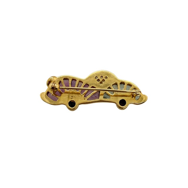 This 18K gold vintage car brooch is a joyful blend of luxury and whimsy. Set with pavé diamonds, aquamarine and amethyst...