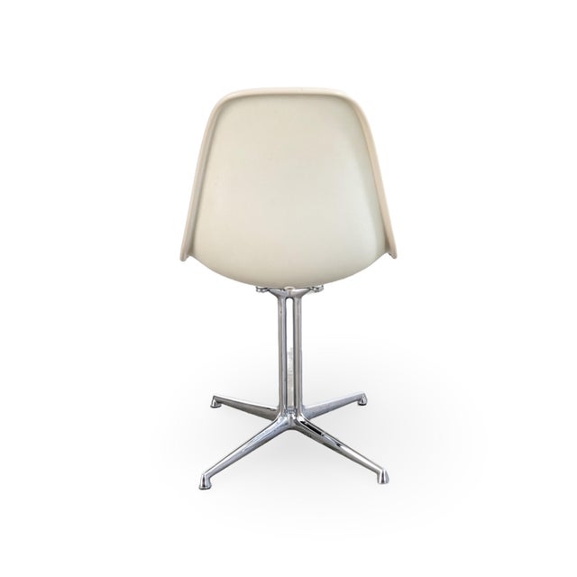 Mid-Century Modern Fiberglass La Fonda Chair by Charles Eames for Vitra For Sale - Image 3 of 11