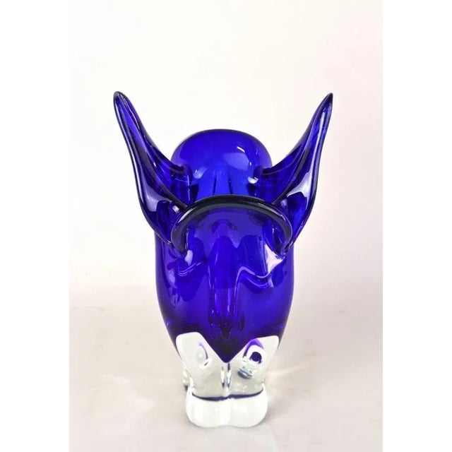 Stunnning mid century modern Murano glass vase, handcrafted in the renowed workshops of Murano in Italy around 1960/70....