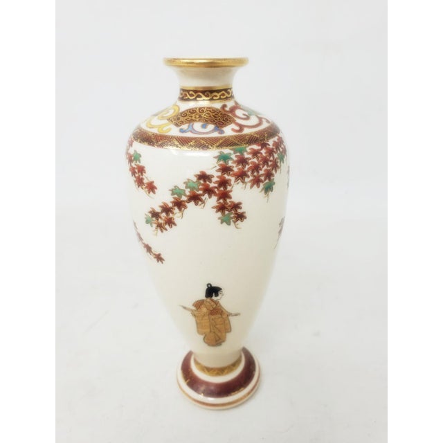 Early 20th Century Antique Japanese Satsuma 6" Vase - Late Meiji Era - Geisha - Attendant - Tree - Leaves For Sale - Image 5 of 18