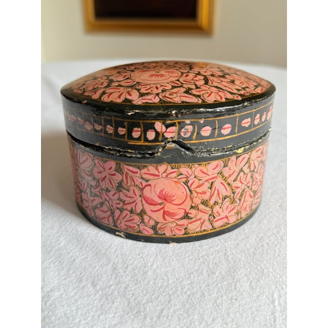 Vintage 1970s Kashmiri Papier Mâché Floral Trinket Box Black Pink and Gold For Sale - Image 4 of 11