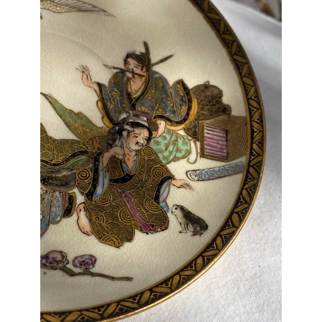 Late 19th Century Japanese Satsuma-Style Plate With Four Figures & Gilt Decoration For Sale - Image 5 of 10