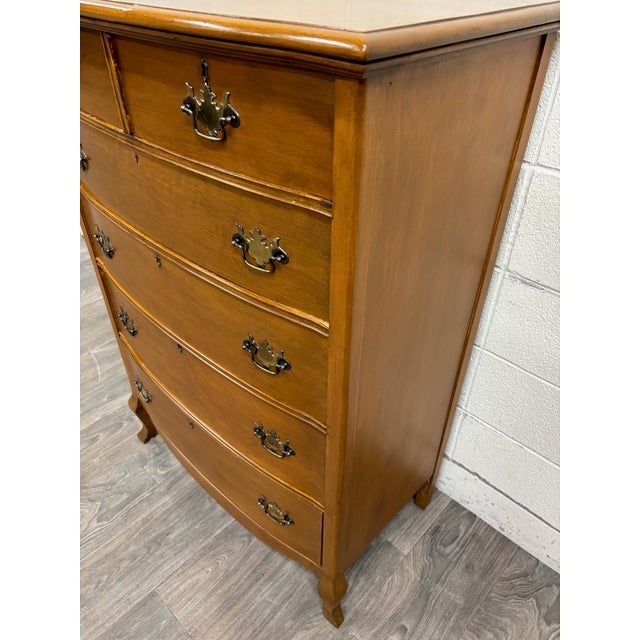 Antique American Federal Bowfront Chest of Drawers For Sale - Image 4 of 14