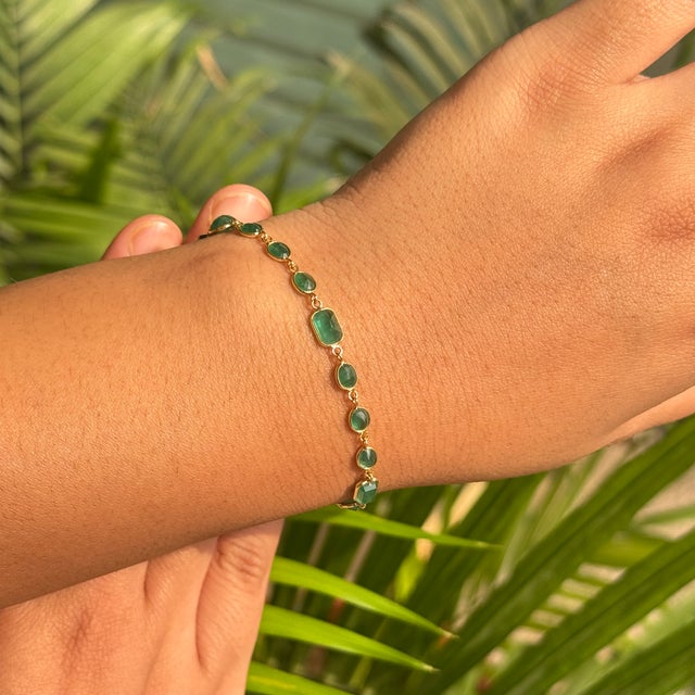 4.45 Ct Mix-Cut Emerald Modern Chain Birthstone Bracelet in 18k Yellow Gold For Sale - Image 12 of 17