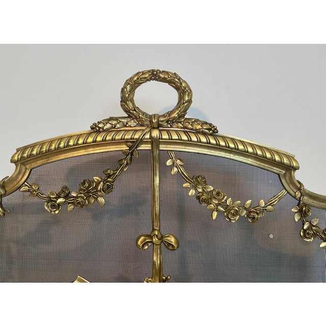 Louis XVI style brass fire screen with mesh decorated with garlands For Sale - Image 6 of 12