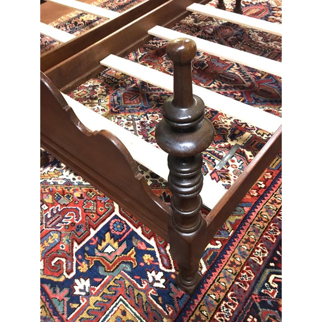 1900 - 1909 Pair American Sheraton Mahogany Twin Beds With Fancy Scalloping & Turned Posts For Sale - Image 5 of 11
