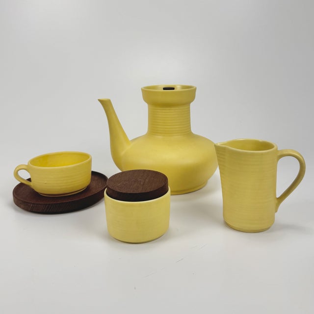 1960s Mid-Century Modern Five Cup Tea Set in Yellow Ceramic and Teak from Ernestine Salerno, Italy, 1960s, Set of 13 For Sale - Image 5 of 7