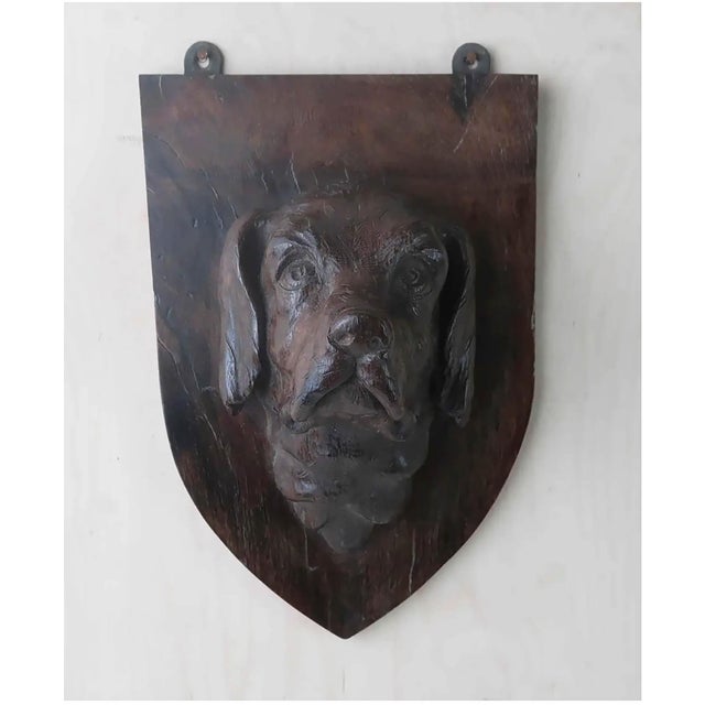 Antique 19th Century English Carved Oak Dogs Head Crest, 1880, in Good conditions. Designed before 1890