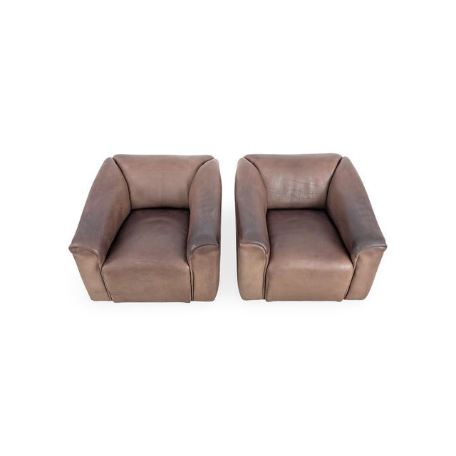 One of two very well-maintained de Sede DS 47 armchairs from the 1980s with a beautifully developed patina for sale. The...