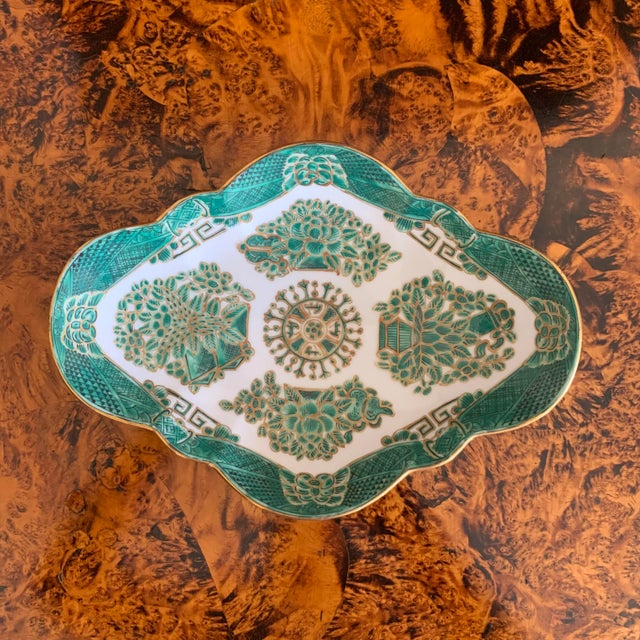 Set of Eight Green Fitzhugh Porcelain Butter Plates Along With a Serving Dish For Sale - Image 6 of 16