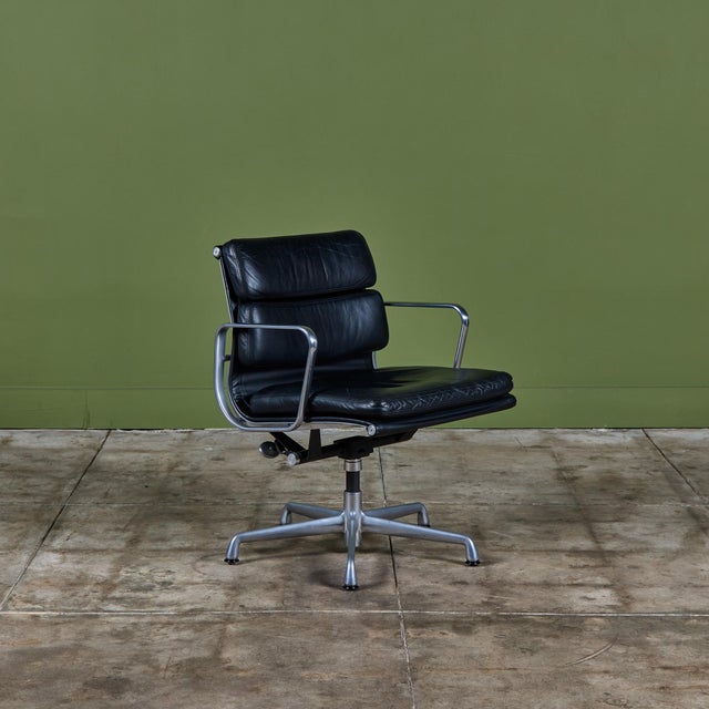 A descendant of the Aluminum Group, this Soft Pad Management Chair was designed in 1969 and is cushier than its...
