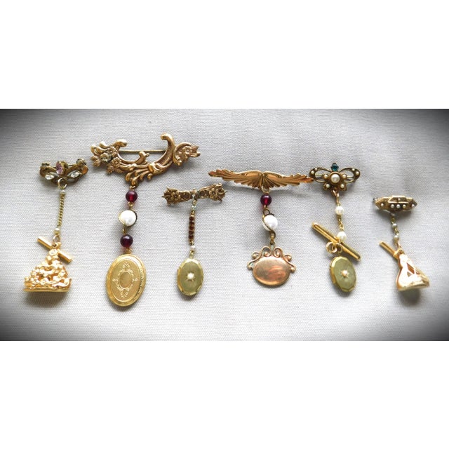 1970s Vintage Classic English Gold Brooch Pin and Etched Oval Locket, Hanging Wine & Wired Pearl Chain For Sale - Image 5 of 13