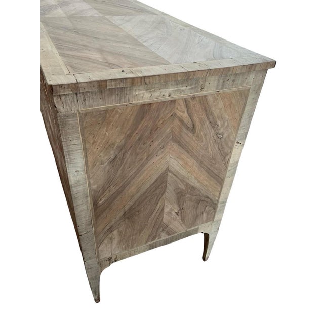18th Century Italian Bleached Walnut Commode / Chest of Drawer With Burl Veneer For Sale - Image 6 of 12