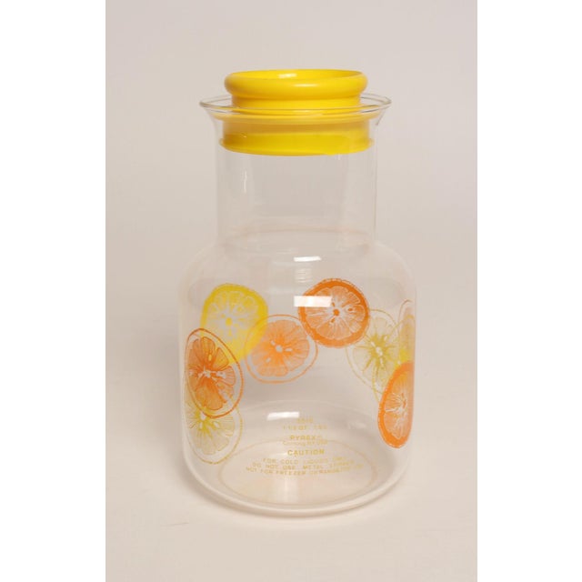 Vintage Pyrex 1.5 liter glass carafe with original plastic lid - model 3515 (ca 1970s, Corning, New York, USA)....