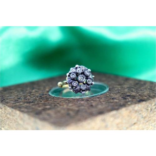 Gold and Silver Ring with Inlaid Zirconias and Flower-Shaped Reliefs For Sale - Image 9 of 10