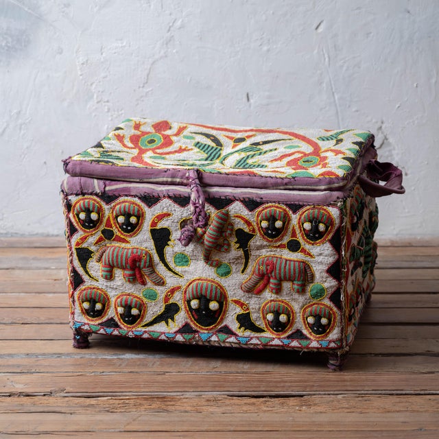African Yoruba Beaded Tribal Trunk, 20th Century For Sale - Image 11 of 16