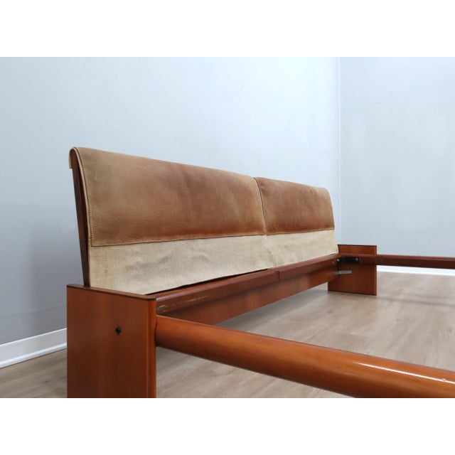 Walnut and Leather Bed attributed to Tobia Scarpa for Stildomus, 1970s For Sale - Image 6 of 13
