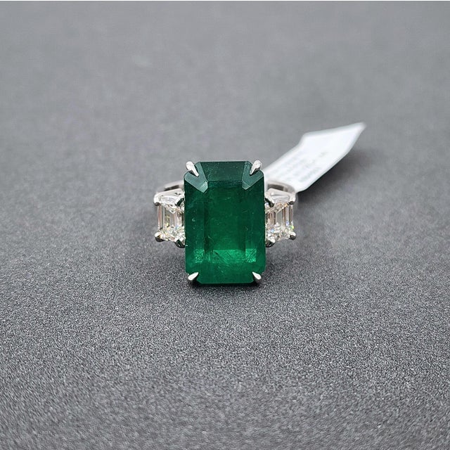 10.43 Ct Gia Certified Zambian Emerald & Diamond Ring Size 7 For Sale - Image 4 of 10