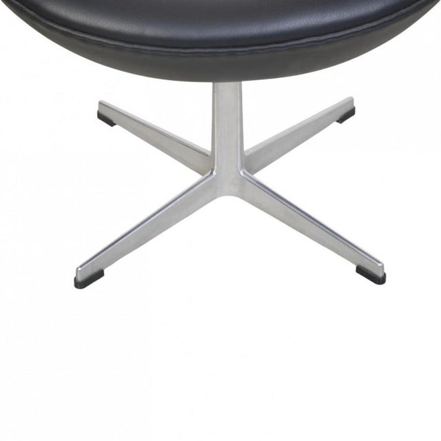 Egg Stool in Black Aura Leather by Arne Jacobsen, 2016 For Sale - Image 3 of 8