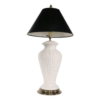 Late 20th Century Decorative White Ceramic Raised Foliate Design Table Lamp For Sale
