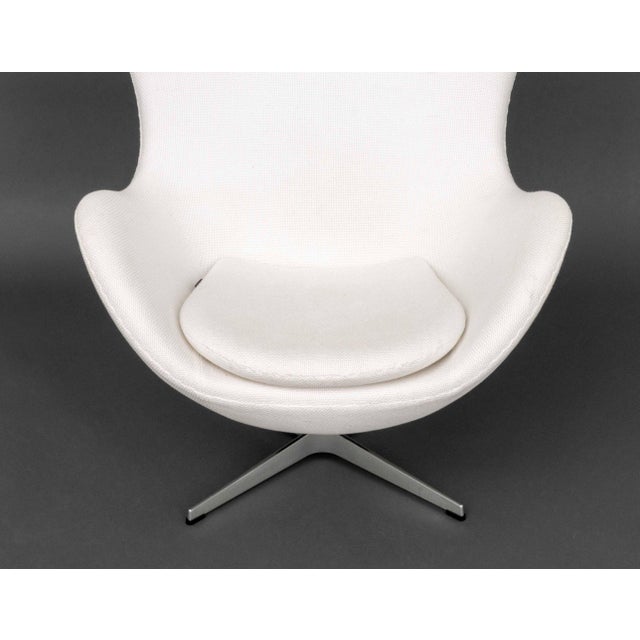 Mid-Century Modern Fritz Hansen White Upholstered Egg Chair For Sale - Image 3 of 7
