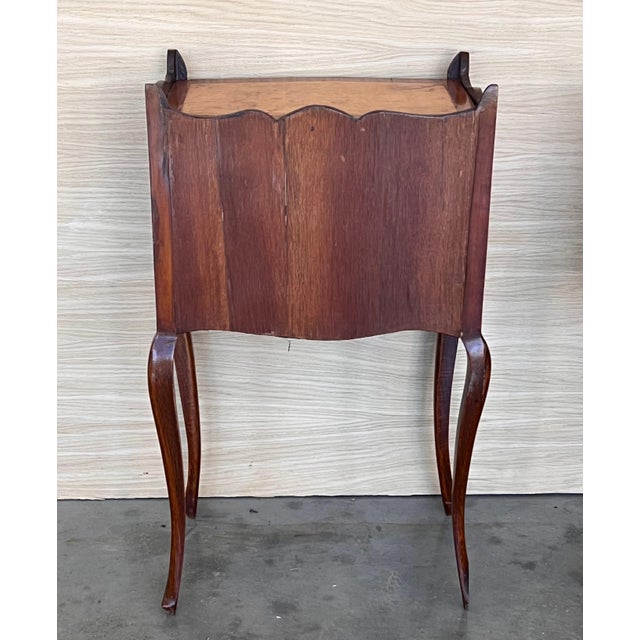 Elegant pair of coffee tables or bedside tables in antique Luis XV style from the 1940s, rare and fine in walnut. This...