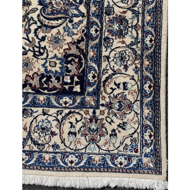 Nain oriental rug, beautifully and finely knotted, in good condition, vintage, hand-knotted