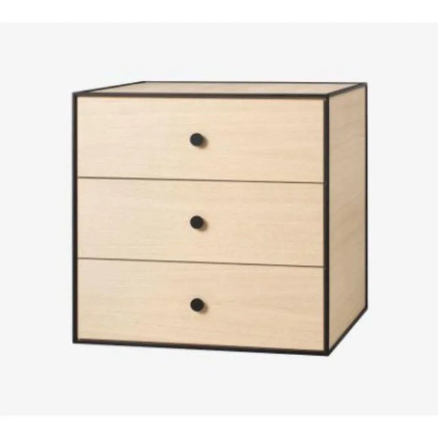 49 oak frame box with 3 drawers by Lassen Dimensions: D 49 x W 42 x H 49 cm Materials: Finér, Melamin, Melamin, Melamine,...