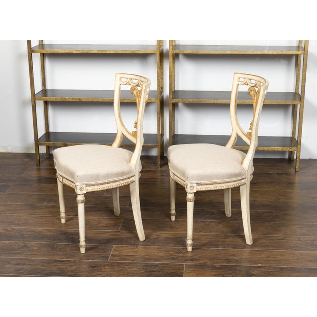 Early 20th Century Pair of English 1900s Neoclassical Style Painted and Gilt Chairs with Feathers For Sale - Image 5 of 11