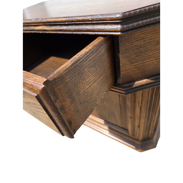1980s Ethan Allan Charter Oak Jacobean End Side Table Octagon Rent Table Style For Sale - Image 13 of 16