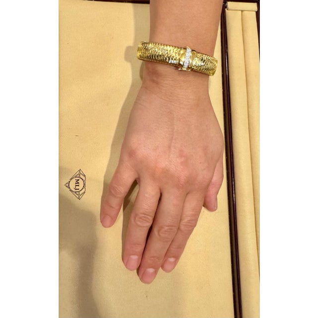Metal Roberto Coin Diamond Bangle Woven Bracelet 18 Karat Yellow Gold Estate, Medium For Sale - Image 7 of 18
