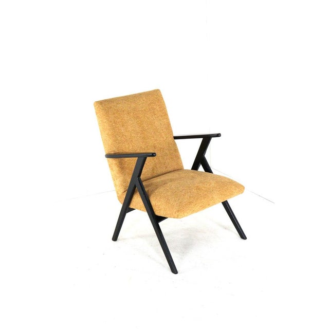 This elegant vintage armchair from the late 1950s is a prime example of minimalist mid-century modern design. The sleek,...